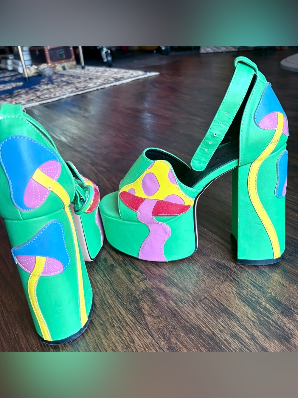 dELiA*s Green Platform Heels with Multicolor Appliqué